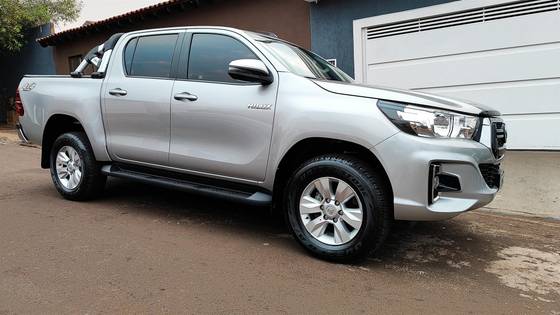 TOYOTA HILUX 2.8 SR 4X4 CD 16V DIESEL 4P AUTOMÁTICO TOYOTA HILUX 2.8 SR 4X4 CD 16V DIESEL 4P AUTOMÁTICO